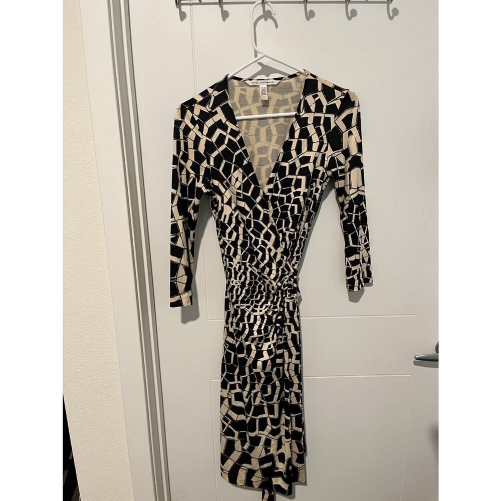 Diane Von Furstenberg Diana 100% Silk Black & Cream Geometric Wrap Midi Dress